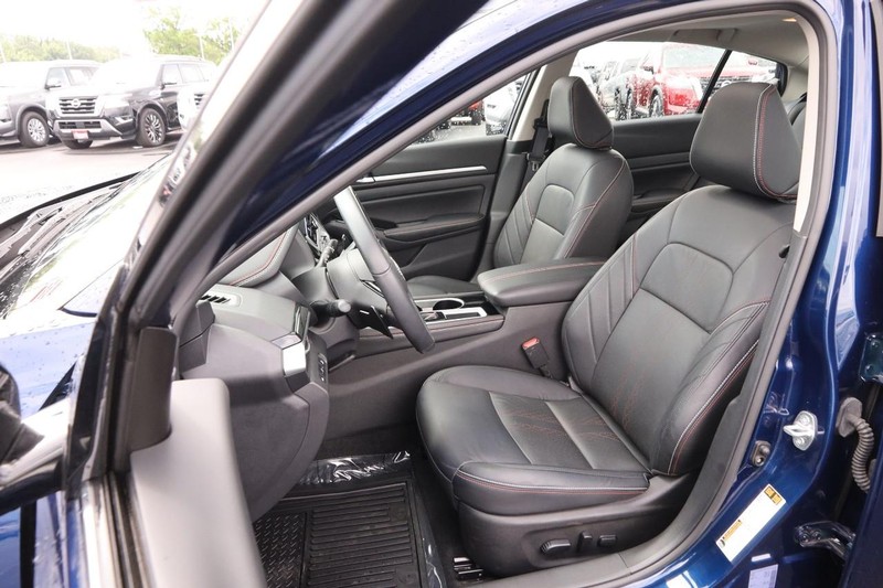 Nissan Altima Vehicle Image 09