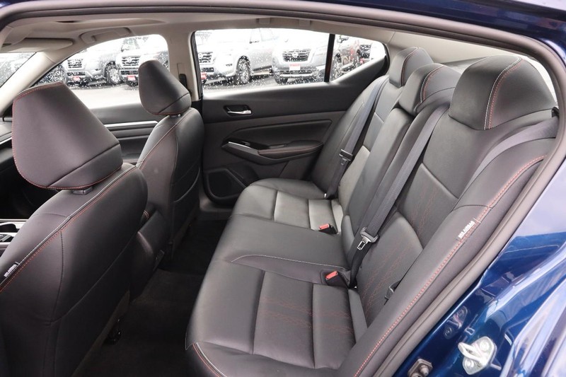 Nissan Altima Vehicle Image 10