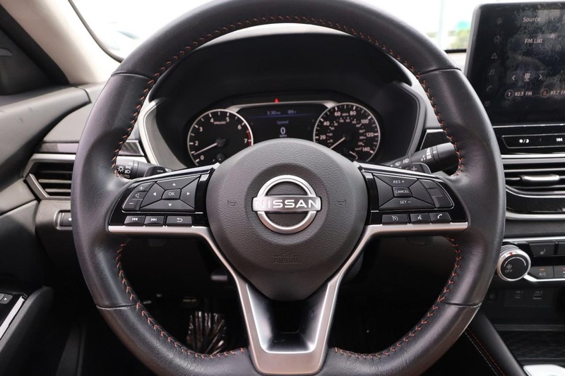 Nissan Altima Vehicle Image 11