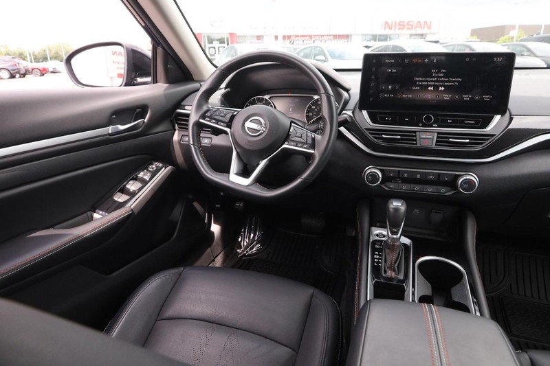 Nissan Altima Vehicle Image 21