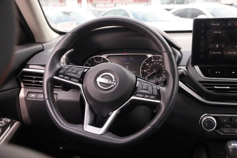 Nissan Altima Vehicle Image 22