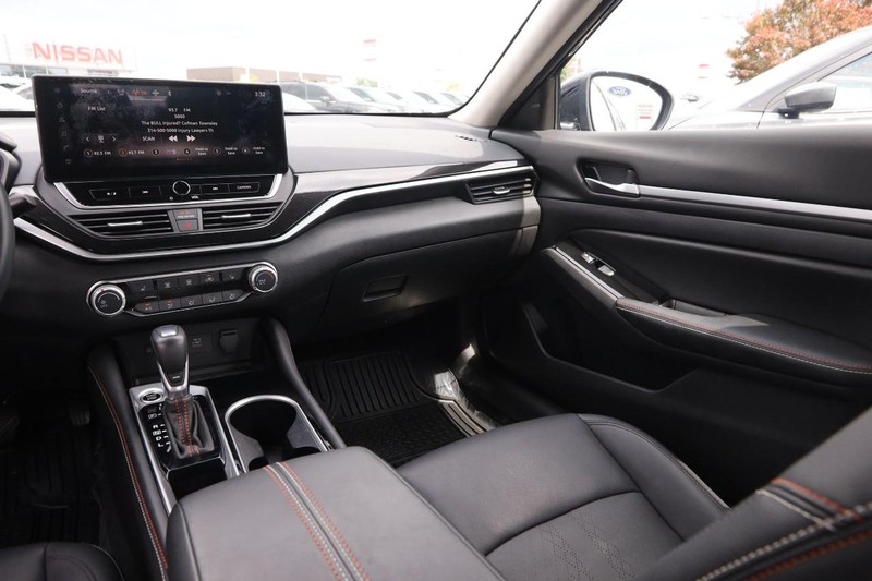 Nissan Altima Vehicle Image 24