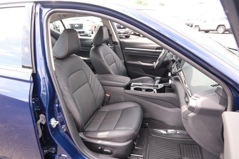 Nissan Altima Vehicle Image 25