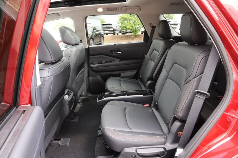 Nissan Pathfinder Vehicle Image 11