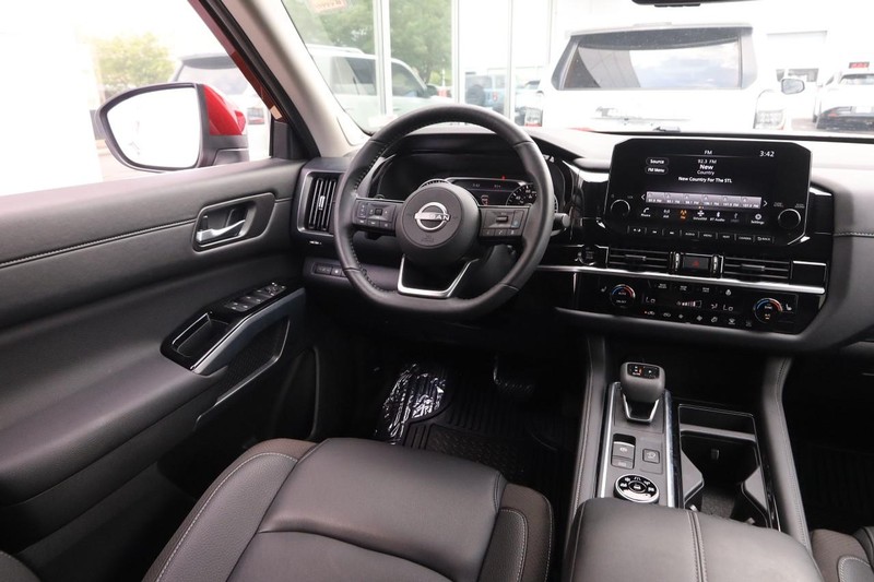 Nissan Pathfinder Vehicle Image 24