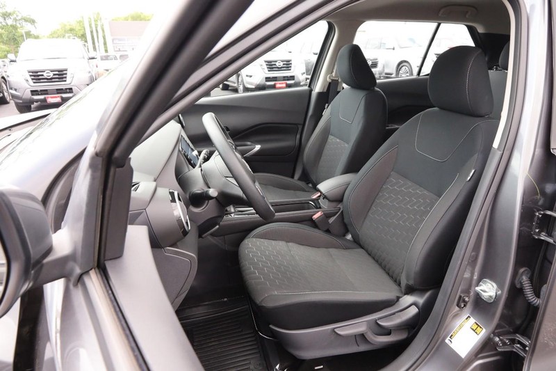 Nissan Kicks Vehicle Image 08