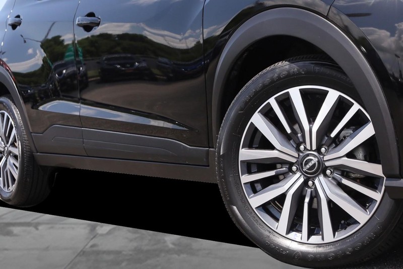 Nissan Kicks Vehicle Image 03