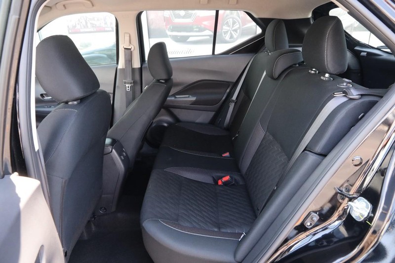 Nissan Kicks Vehicle Image 09
