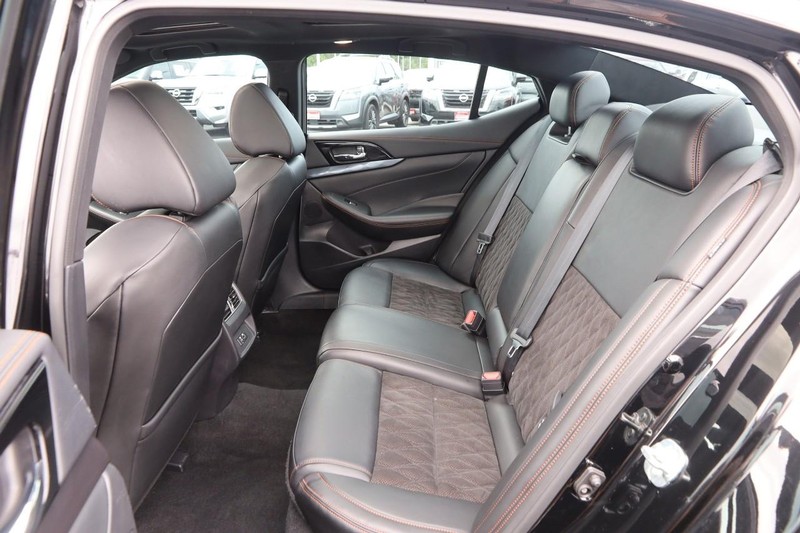 Nissan Maxima Vehicle Image 10