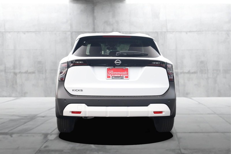 Nissan Kicks Vehicle Image 06