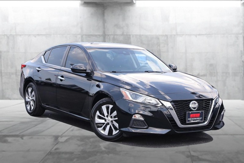 Nissan Altima Vehicle Image 02