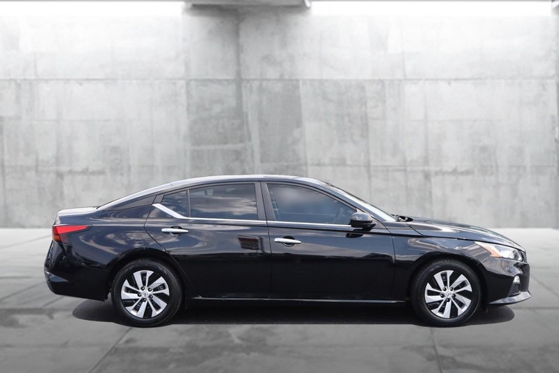 Nissan Altima Vehicle Image 05