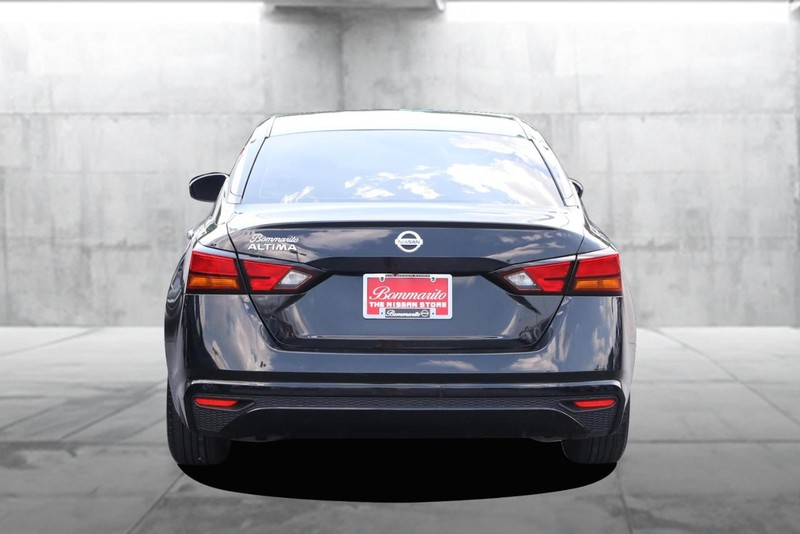 Nissan Altima Vehicle Image 06