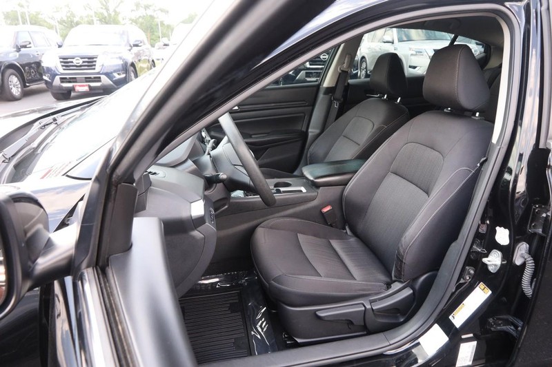 Nissan Altima Vehicle Image 08
