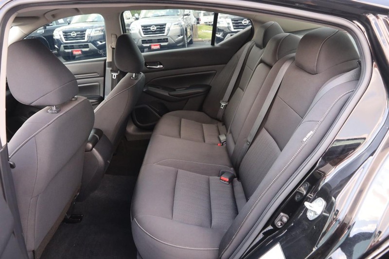 Nissan Altima Vehicle Image 09
