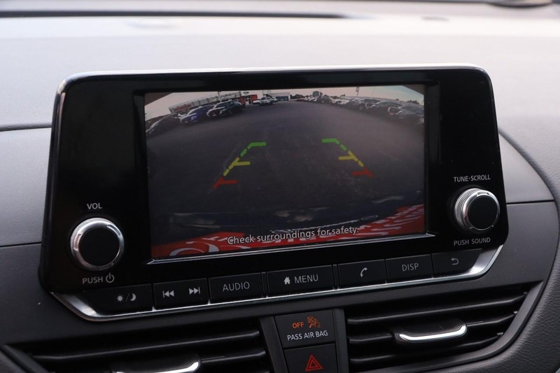 Nissan Altima Vehicle Image 16