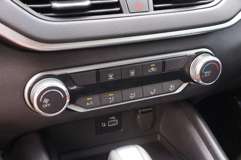 Nissan Altima Vehicle Image 17