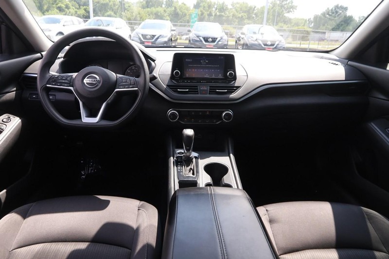 Nissan Altima Vehicle Image 19