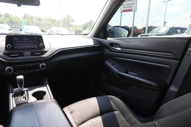 Nissan Altima Vehicle Image 23