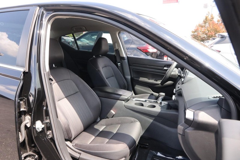 Nissan Altima Vehicle Image 24