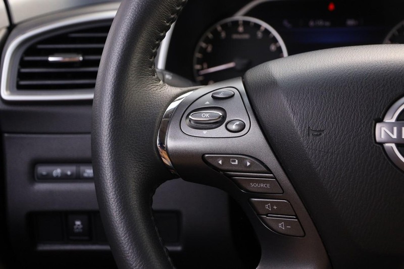 Nissan Murano Vehicle Image 11