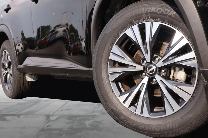 Nissan Rogue Vehicle Image 03