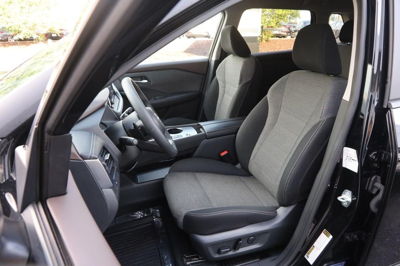 Nissan Rogue Vehicle Image 08