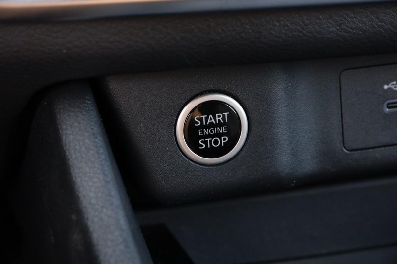 Nissan Rogue Vehicle Image 14