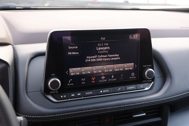Nissan Rogue Vehicle Image 15
