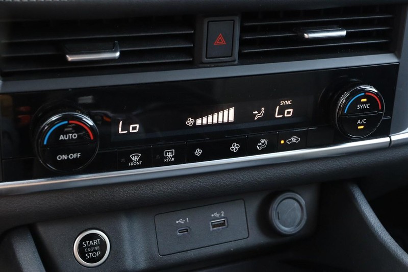 Nissan Rogue Vehicle Image 17