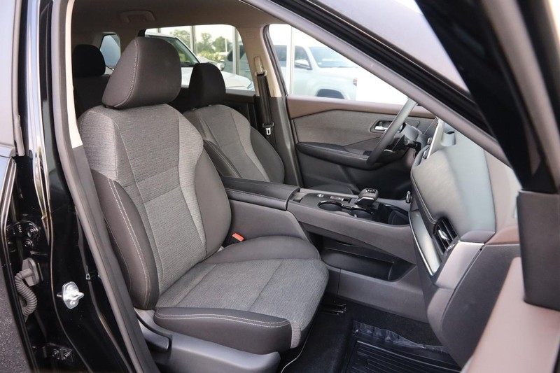 Nissan Rogue Vehicle Image 24