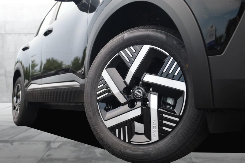 Nissan Kicks Vehicle Image 03