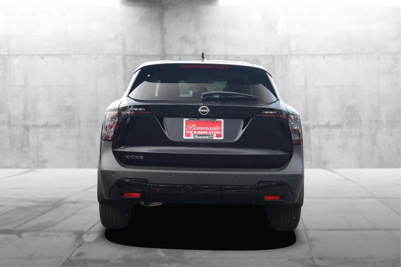 Nissan Kicks Vehicle Image 06