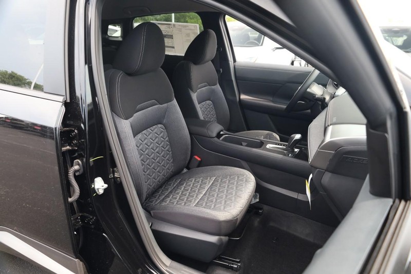 Nissan Kicks Vehicle Image 24
