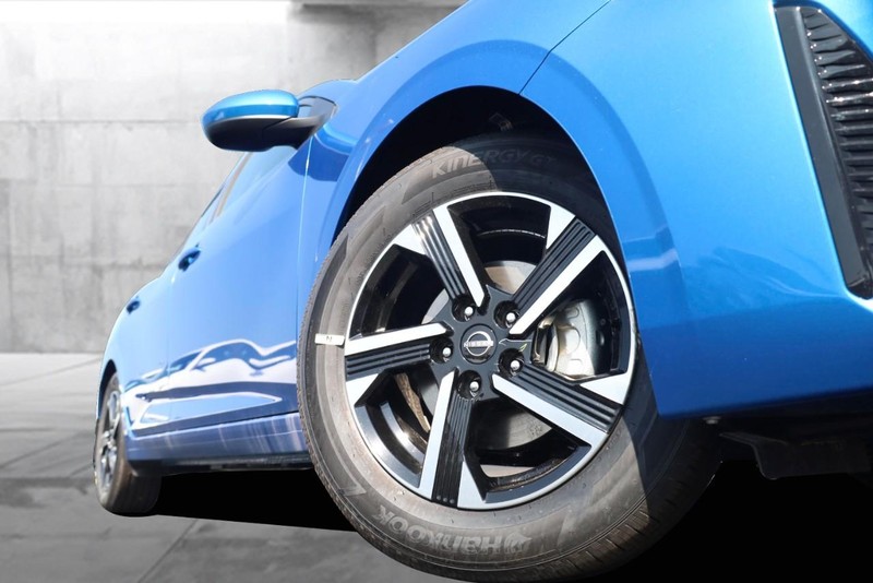 Nissan Sentra Vehicle Image 03