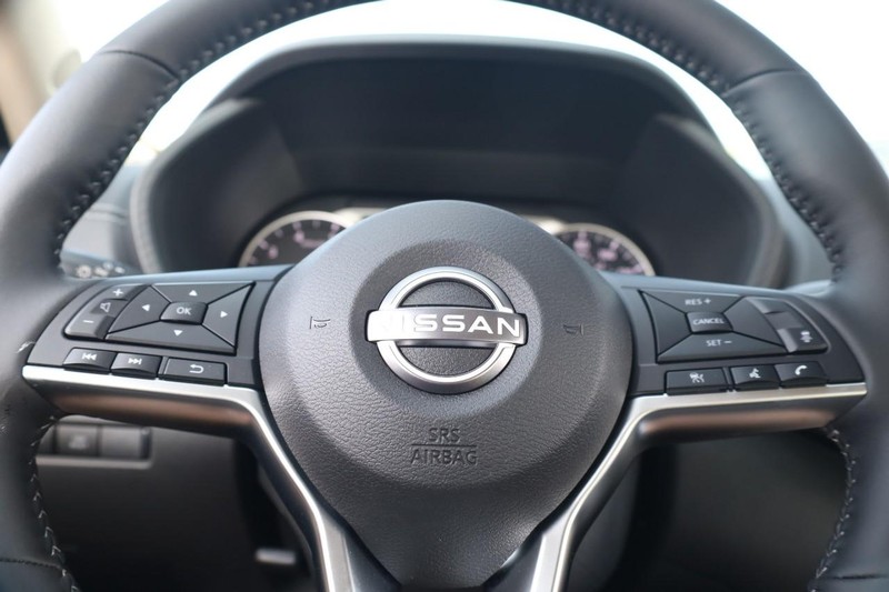Nissan Sentra Vehicle Image 09