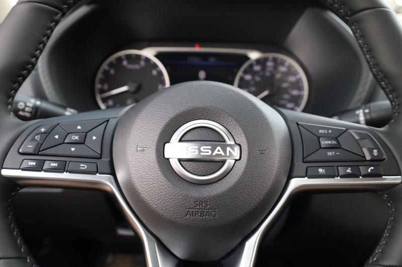 Nissan Sentra Vehicle Image 09