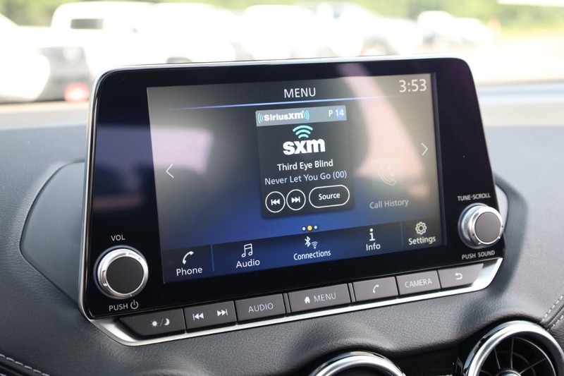 Nissan Sentra Vehicle Image 11