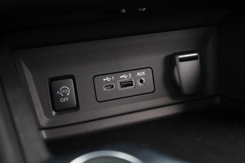 Nissan Sentra Vehicle Image 15