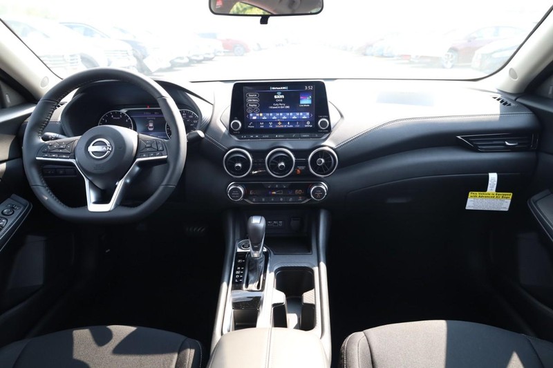 Nissan Sentra Vehicle Image 22