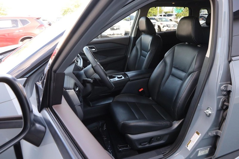Nissan Rogue Vehicle Image 09