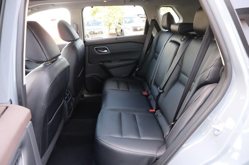 Nissan Rogue Vehicle Image 10