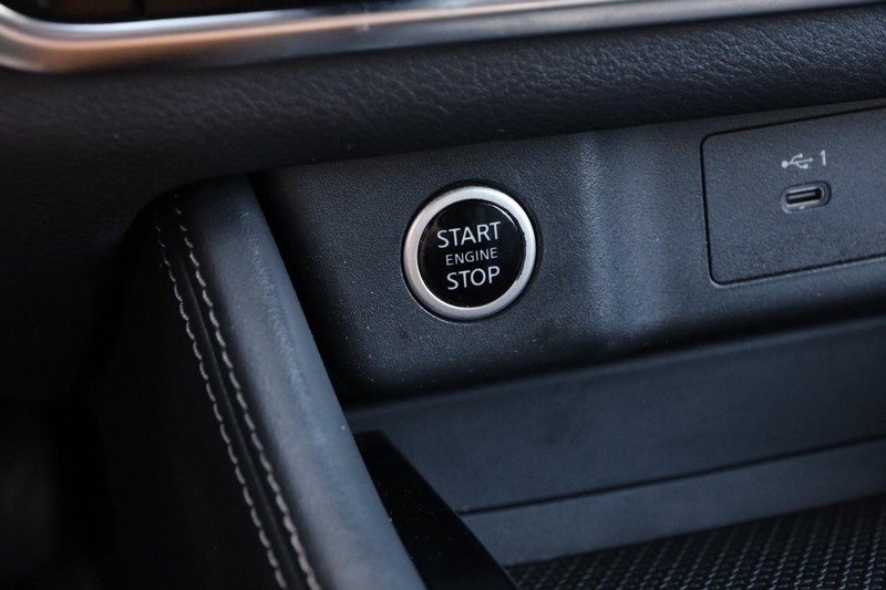 Nissan Rogue Vehicle Image 15