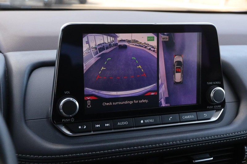 Nissan Rogue Vehicle Image 17