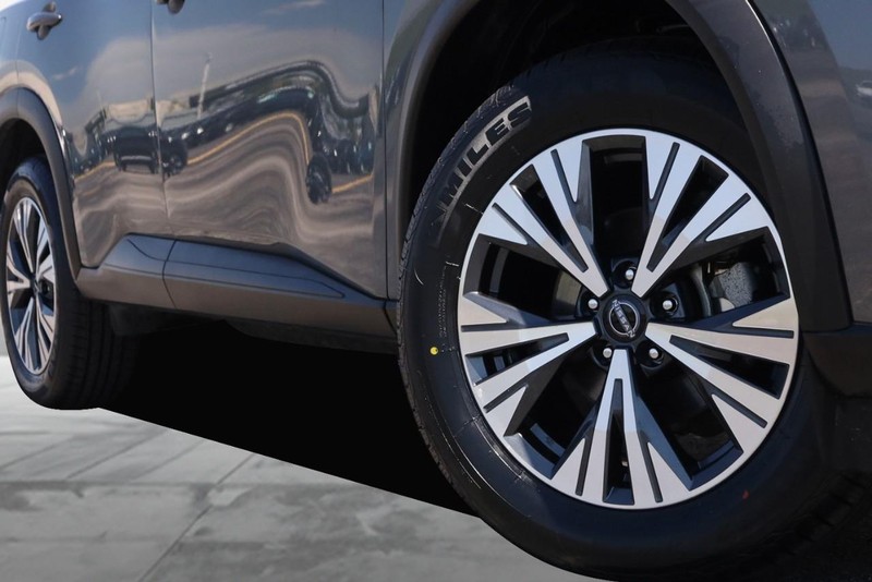 Nissan Rogue Vehicle Image 03