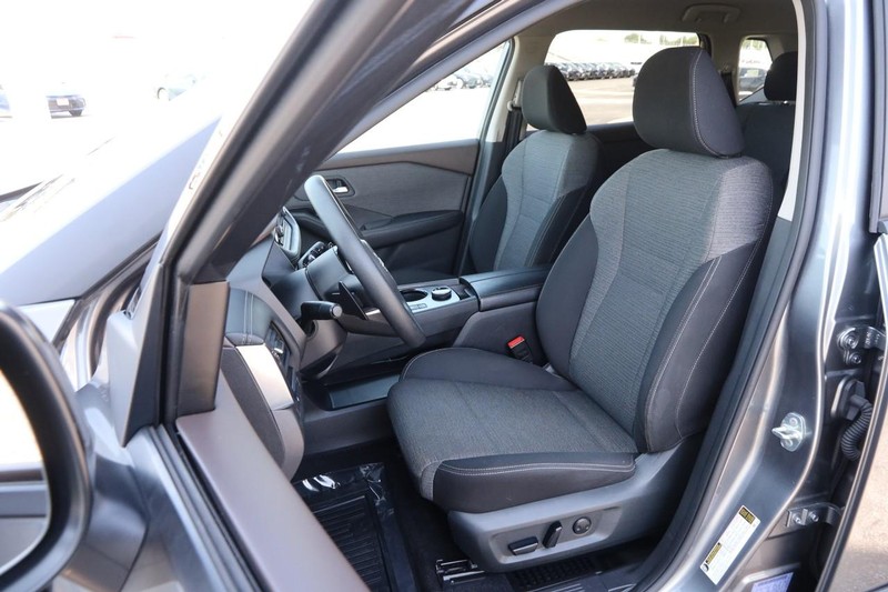 Nissan Rogue Vehicle Image 08
