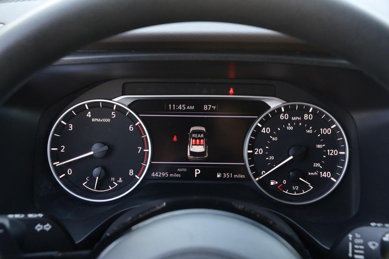 Nissan Rogue Vehicle Image 13