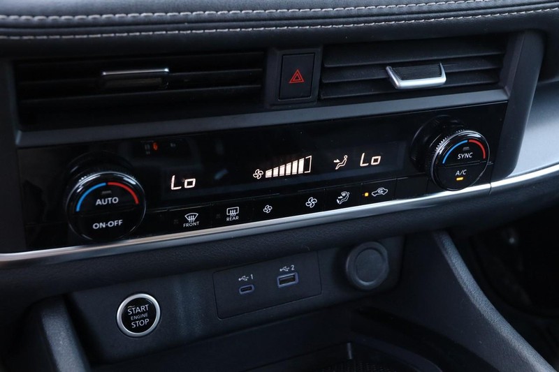 Nissan Rogue Vehicle Image 17