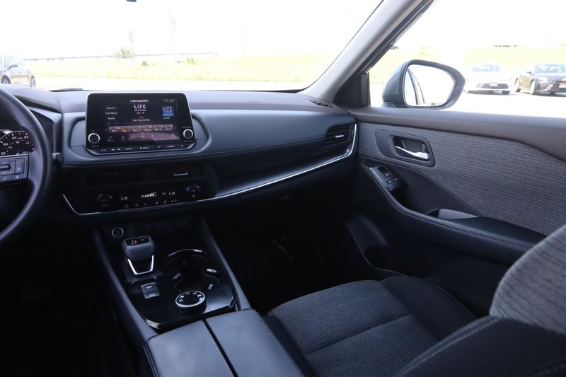 Nissan Rogue Vehicle Image 24