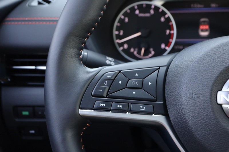 Nissan Sentra Vehicle Image 12